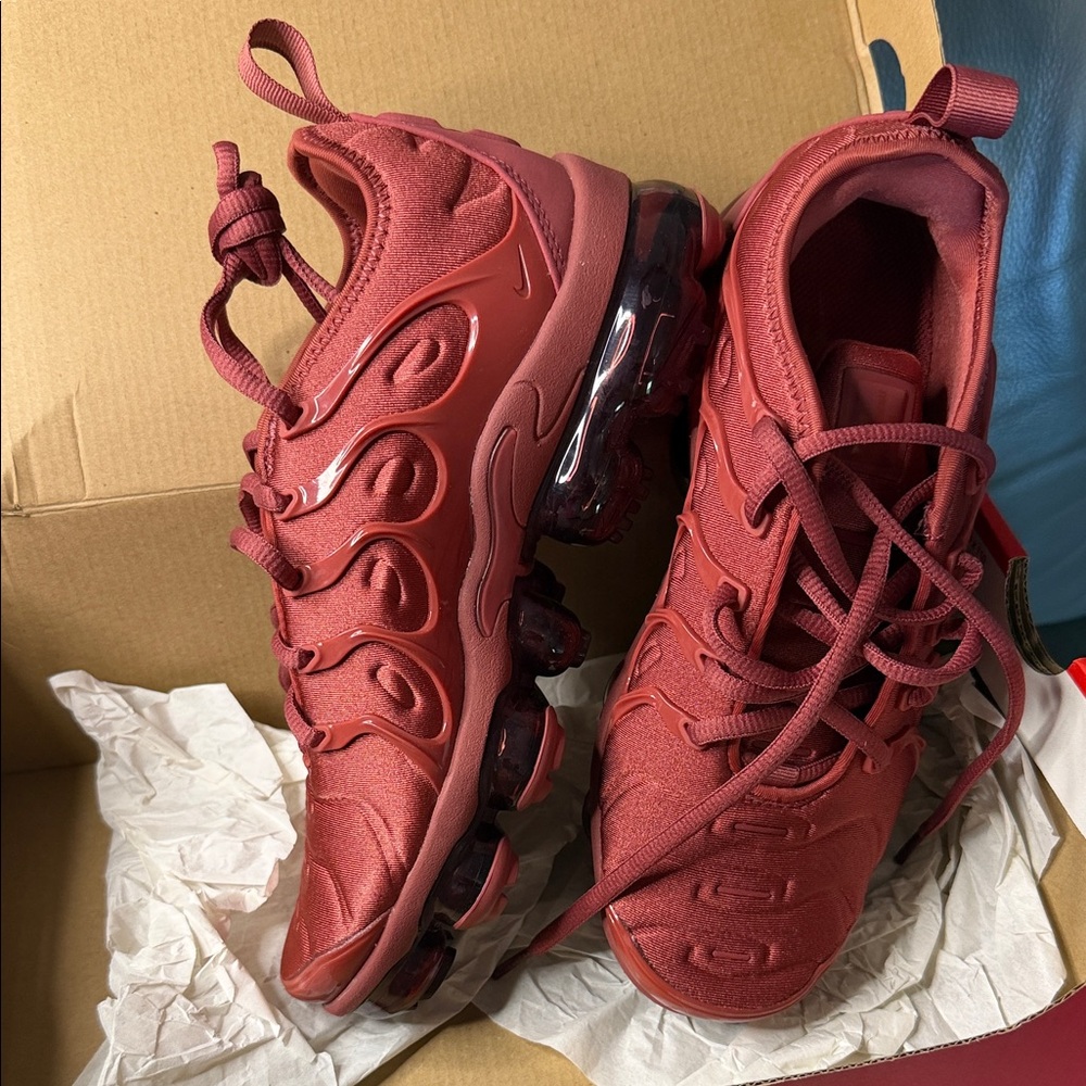 Women Nike Air VaporMax Plus Sneakers—Size 6W